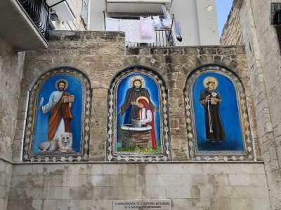 Le opere ritraggono San Marco, Sant�Antonio e Ges� con la Madonna del Pozzo e sono circoscritte in tre diverse nicchie in tufo a forma di arco